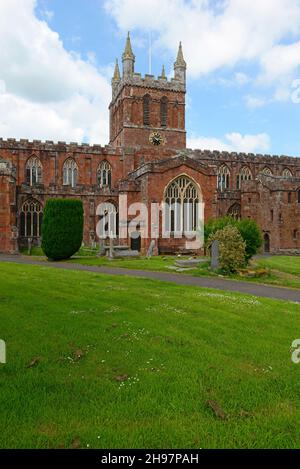 La navata centrale e il coro della chiesa parrocchiale di Crediton sono stati costruiti oltre 600 anni fa ed è stato restaurato in epoca vittoriana ed edoardiana. Crediton, Devon, Regno Unito Foto Stock