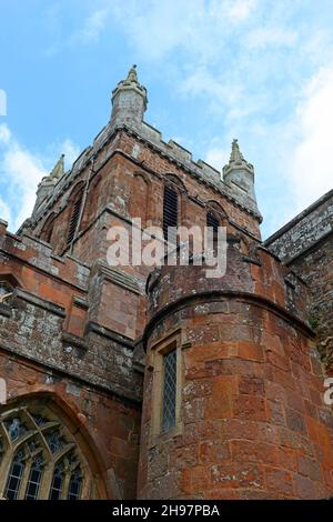 La navata centrale e il coro della chiesa parrocchiale di Crediton sono stati costruiti oltre 600 anni fa ed è stato restaurato in epoca vittoriana ed edoardiana. Crediton, Devon, Regno Unito Foto Stock