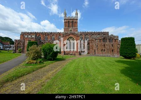 La navata centrale e il coro della chiesa parrocchiale di Crediton sono stati costruiti oltre 600 anni fa ed è stato restaurato in epoca vittoriana ed edoardiana. Crediton, Devon, Regno Unito Foto Stock