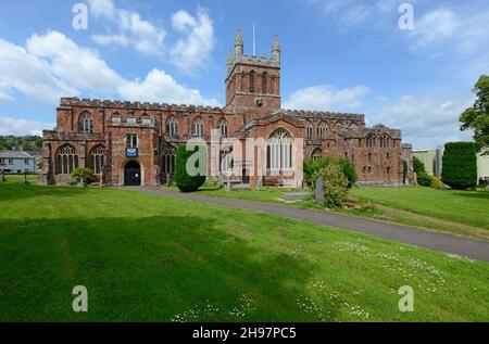 La navata centrale e il coro della chiesa parrocchiale di Crediton sono stati costruiti oltre 600 anni fa ed è stato restaurato in epoca vittoriana ed edoardiana. Crediton, Devon, Regno Unito Foto Stock