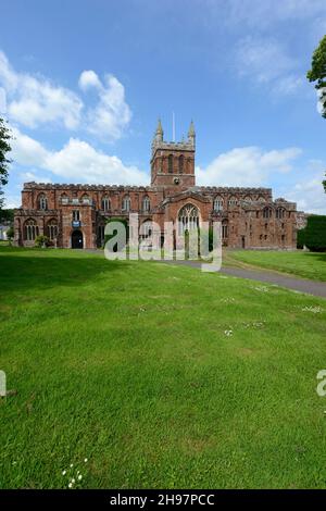 La navata centrale e il coro della chiesa parrocchiale di Crediton sono stati costruiti oltre 600 anni fa ed è stato restaurato in epoca vittoriana ed edoardiana. Crediton, Devon, Regno Unito Foto Stock