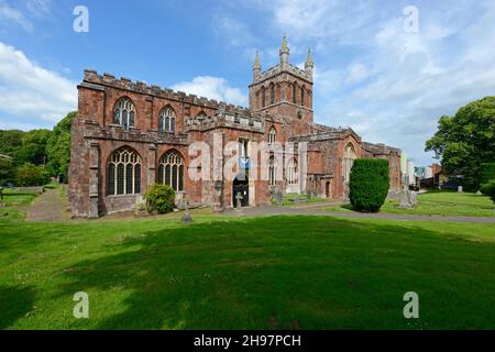 La navata centrale e il coro della chiesa parrocchiale di Crediton sono stati costruiti oltre 600 anni fa ed è stato restaurato in epoca vittoriana ed edoardiana. Crediton, Devon, Regno Unito Foto Stock