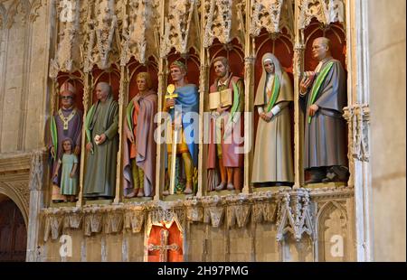 Sette nuove statue di santi furono prodotte per il 900° anniversario della cattedrale di St Albans nel 2015, poste in parti vuote dello schermo della navata. Foto Stock