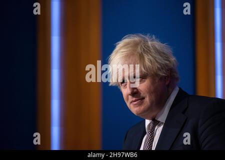 LONDRA, INGHILTERRA, Regno Unito - 27 novembre 2021 - il primo ministro britannico Boris Johnson tiene una conferenza stampa Covid-19 insieme a Chris Whitty, Chief Medical of Foto Stock