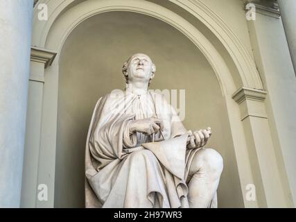 Statua dell'architetto fiorentino Filippo Brunelleschi, in una nicchia di fronte al lato destro del Duomo di Firenze, centro di Firenze, Toscana, Italia Foto Stock