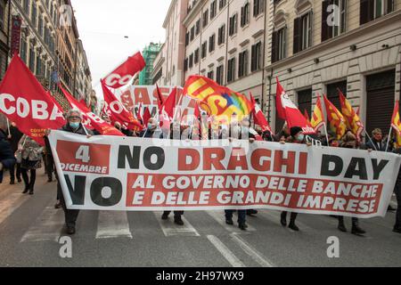 4 dicembre 2021, roma, Italia: In tutta Italia, unioni di base, Studenti, lavoratori, migranti e cittadini dimostrano contro la manovra economica di Draghi. Il governo utilizza fondi europei per le imprese e le grandi fortune. Non è stato fatto nulla per l'assistenza sanitaria e l'edilizia popolare o per migliorare le condizioni dei lavoratori. (Credit Image: © Elisa Bianchini/Pacific Press via ZUMA Press Wire) Foto Stock