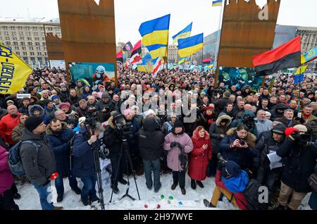 La gente si è riunita per un raduno a Majdan Nezalezhnosti (piazza indipendente) protestando contro la politica del presidente dell'Ucraina Petro Potoshenko. Marzo 18 Foto Stock