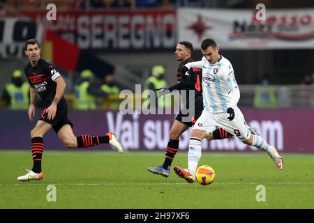 Milano, Italia. 4 dicembre 2021. Federico Bonazzoli degli Stati Uniti Salernitana controlla la palla durante la Serie A match tra AC Milan e noi Salernitana allo Stadio Giuseppe Meazza il 4 dicembre 2021 a Milano. Credit: Marco Canoniero/Alamy Live News Foto Stock