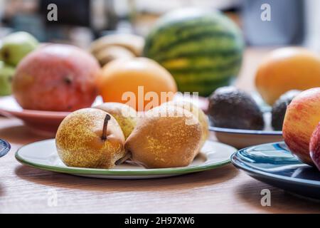 Set con frutta assortita su tavola di quercia Foto Stock