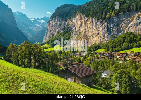 Uno dei più bei villaggi alpini e destinazione di viaggio con molte attrazioni naturali, la valle di Lauterbrunnen, Oberland Bernese, Svizzera, Foto Stock