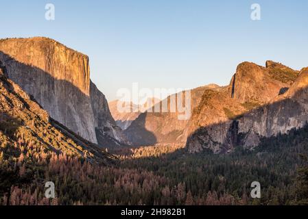 Tramonto panoramico sulla Yosemite Valley dal punto di vista del tunnel, USA Foto Stock