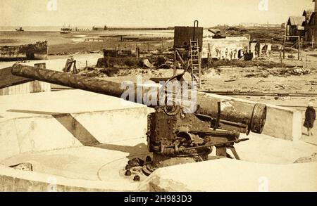 Una prima guerra mondiale di artiglieria costiera tedesca posizione vicino all'ingresso della talpa a Zeebrugge, Belgio, presa poco dopo la fine della guerra. La batteria ha visto l'azione nel fallito raid britannico su Zeebrugge il 23/04/1918, dove hanno tentato di chiudere il porto per fermare il suo uso da U-boat tedeschi. Foto Stock