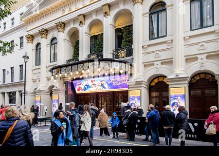 4 dicembre 2021: Pantoland al London Palladium apre per le tradizionali performance natalizie dopo che la produzione dello scorso anno è stata cancellata a causa della pandemia del coronavirus. Lo spettacolo di famiglia che vede le stelle Donny Osmond e Julian Clary corre fino al 9 gennaio. Londra, Regno Unito. Foto Stock