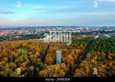 Splendida torre panoramica vicino alla città di veszperm in Ungheria. Fantastico umore autunnale in questa foto. Vezrem paesaggio urbano sullo sfondo Foto Stock