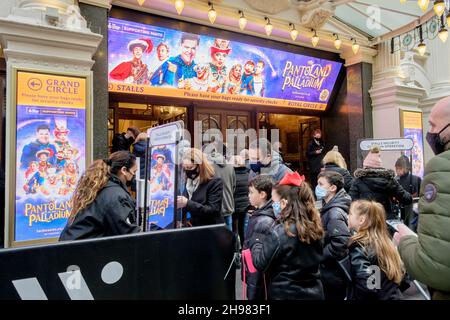 4 dicembre 2021: Pantoland al London Palladium apre per le tradizionali performance natalizie dopo che la produzione dello scorso anno è stata cancellata a causa della pandemia del coronavirus. Lo spettacolo di famiglia che vede le stelle Donny Osmond e Julian Clary corre fino al 9 gennaio. Londra, Regno Unito. Foto Stock
