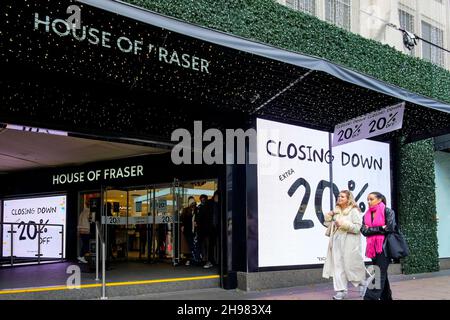 4 dicembre 2021; la chiusura del negozio di punta House of Fraser a Oxford Street, Londra è prevista per gennaio 2022. Ai proprietari dell'edificio è stato concesso il permesso di pianificare la ristrutturazione del sito in sei piani di uffici con vendita al dettaglio al piano terra. L'attuale edificio al 318 di Oxford Street è in piedi dal 1937. Foto Stock