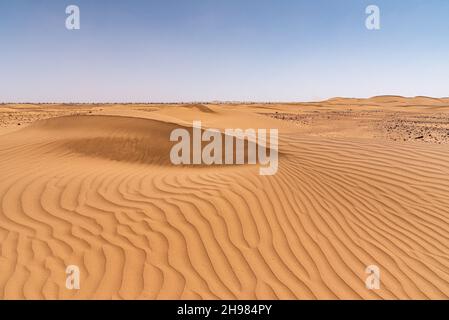 Nel deserto del Sahara in Marocco. Le dune di Erg Chegaga, con i solchi scolpiti dal vento nella sabbia Foto Stock