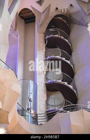 Barcellona, Spagna - 22 Nov, 2021: Scale a spirale nella Basilica della Sagrada Familia a Barcellona, Catalogna, Spagna Foto Stock