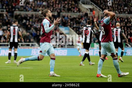 Jay Rodriguez di Burnley (a sinistra) e Ashley Westwood React dopo aver escluso il gol durante la partita della Premier League al St. James' Park, Newcastle upon Tyne. Data foto: Sabato 4 dicembre 2021. Foto Stock