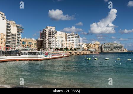 Pittoresca baia di St Julians, Malta, Europa. Foto Stock