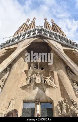 Barcellona, Spagna - 22 Nov, 2021: Statue sull'esterno della Sagrada Familia disegnate dall'architetto modernista Antoni Gaudi. Barcellona Foto Stock