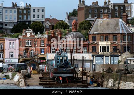 Porto di Ramsgate, Kent, 2019. Vista generale del porto da sud, che mostra East Pier, dove una barca è in riparazione su uno scivolo, e la Custom House. Nota del fotografo: ' Vista che mostra la barca in riparazione sullo scivolo del 1838-9. La Custom House del 1894-5 è al centro. Architetto W.A. Valon, ingegnere della Ramsgate Corporation.". Foto Stock