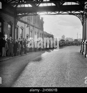 Stazione ferroviaria di Bournemouth durante un'uscita dell'ufficio di Londra di Laing a Bournemouth, Hampshire, 30/05/1953. Una lunga coda di persone alla stazione ferroviaria di Bournemouth durante una gita dell'ufficio londinese di Laing a Bournemouth. Foto Stock