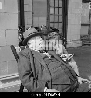 Personale che ha mandato l'ufficio di Londra di Laing a Bournemouth, 30/05/1953. Una coppia si sdraia in sdraio durante una gita del personale dell'ufficio londinese di Laing a Bournemouth. Foto Stock