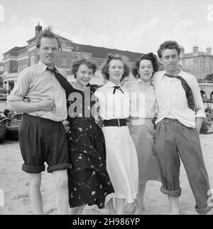 Personale che ha mandato l'ufficio di Londra di Laing a Bournemouth, 30/05/1953. Un ritratto di un gruppo di persone sulla spiaggia durante una gita del personale dell'ufficio londinese di Laing a Bournemouth. Foto Stock