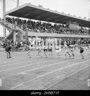 Copthall Stadium, Hendon, Barnet, Londra, 25/06/1966. Gli uomini si sono posati alla linea di partenza di un evento in pista, con spettatori in piedi oltre, all'annuale Laing Sports Day che si tiene al Copthall Stadium. Nel 1966, il 25 giugno si è tenuta la Giornata annuale dello Sport dei dipendenti di Laing al Copthall Stadium di Hendon. Era la prima volta che l'evento si teneva lì, avendo precedentemente avuto luogo il Laing Sports Ground a Elstree. Una serie di eventi ha incluso l'atletica e una competizione calcistica, e i concorrenti hanno viaggiato dagli uffici e dai siti regionali dell'azienda, tra cui la Scozia e Carlisle. C'era al Foto Stock