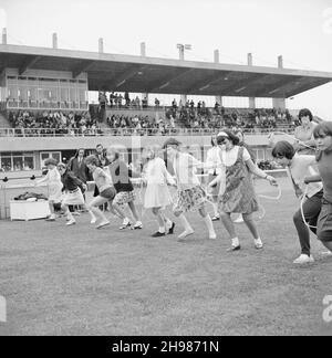 Copthall Stadium, Hendon, Barnet, Londra, 25/06/1966. Le ragazze con corde da salto si sono schierate all'inizio di una gara di skipping, con gli spettatori in uno stand Beyond, all'annuale Laing Sports Day che si tiene al Copthall Stadium. Nel 1966, il 25 giugno si è tenuta la Giornata annuale dello Sport dei dipendenti di Laing al Copthall Stadium di Hendon. Era la prima volta che l'evento si teneva lì, avendo precedentemente avuto luogo il Laing Sports Ground a Elstree. Una serie di eventi ha incluso l'atletica e una competizione calcistica, e i concorrenti hanno viaggiato dagli uffici e dai siti regionali dell'azienda, tra cui la Scozia e l'automobile Foto Stock