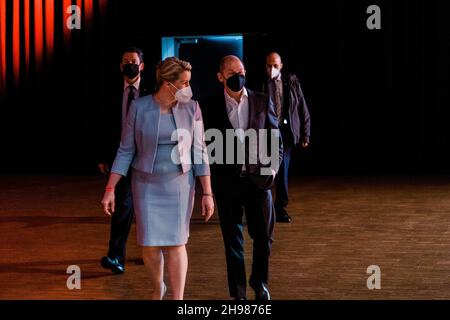 Berlino, Germania. 5 dicembre 2021. OLAF SCHOLZ e FRANZISKA GIFFEY alla conferenza SPD del Partito federale di Berlino. (Credit Image: © Ralph Pache/PRESSCOV via ZUMA Press Wire) Foto Stock