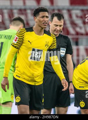 Dortmund, Germania. 4 dicembre 2021. Calcio, Bundesliga, Borussia Dortmund - FC Bayern München, Matchday 14 al Signal Iduna Park. Arbitro Felix Zwayer (r) e Jude Bellingham di Dortmund. Credit: Bernd Thissen/dpa - NOTA IMPORTANTE: In conformità con le norme del DFL Deutsche Fußball Liga e/o del DFB Deutscher Fußball-Bund, è vietato utilizzare o utilizzare fotografie scattate nello stadio e/o del match sotto forma di immagini di sequenza e/o serie di foto video-simili./dpa/Alamy Live News Foto Stock