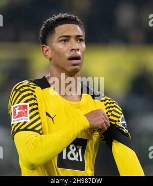 Dortmund, Germania. 4 dicembre 2021. Calcio, Bundesliga, Borussia Dortmund - FC Bayern München, Matchday 14 al Signal Iduna Park. Jude Bellingham di Dortmund. Credit: Bernd Thissen/dpa - NOTA IMPORTANTE: In conformità con le norme del DFL Deutsche Fußball Liga e/o del DFB Deutscher Fußball-Bund, è vietato utilizzare o utilizzare fotografie scattate nello stadio e/o del match sotto forma di immagini di sequenza e/o serie di foto video-simili./dpa/Alamy Live News Foto Stock