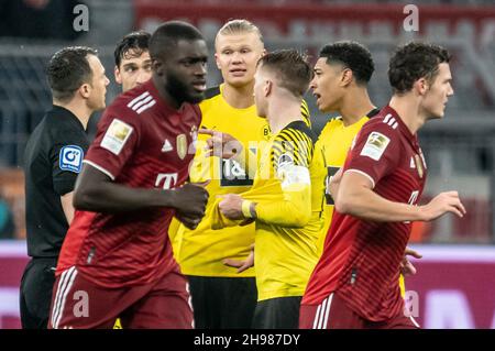 Dortmund, Germania. 4 dicembre 2021. Calcio, Bundesliga, Borussia Dortmund - FC Bayern München, Matchday 14 al Signal Iduna Park. L'arbitro Felix Zwayer (l-r) discute con Erling Haaland di Dortmund, Marco Reus e Jude Bellingham dopo il calcio di punizione per 2:3. Credit: Bernd Thissen/dpa - NOTA IMPORTANTE: In conformità con le norme del DFL Deutsche Fußball Liga e/o del DFB Deutscher Fußball-Bund, è vietato utilizzare o utilizzare fotografie scattate nello stadio e/o del match sotto forma di immagini di sequenza e/o serie di foto video-simili./dpa/Alamy Live News Foto Stock