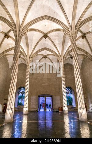 Colonne elicoidali all'interno del 15 ° secolo guildhall Lonja de Mallorca edificio in serata, Palma, Maiorca, Spagna Foto Stock