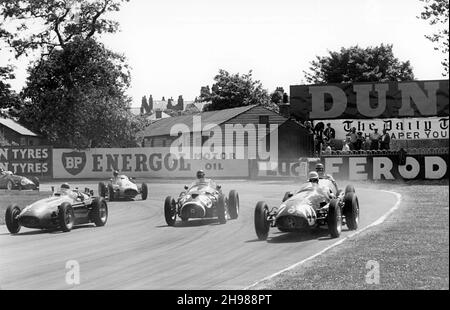 Gran Premio di Gran Bretagna, Aintree, Merseyside, 1955. Tony Rolt in un Connaught (36), e la Maserati di Roy Salvadori (44). Nessuna delle due vetture ha terminato la gara. Foto Stock