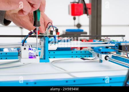 Assemblaggio della macchina da taglio laser CNC per le parti di apparecchiature mediche di precisione Foto Stock