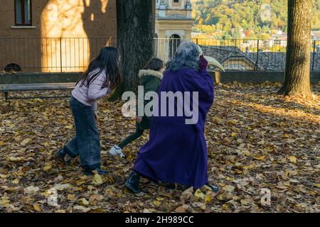 Ecologisti bambini che giocano per salvare il pianeta come inquinamenti tossici malvagi la terra rappresentata dall'attrice viola persona Antonia Stradivari Foto Stock