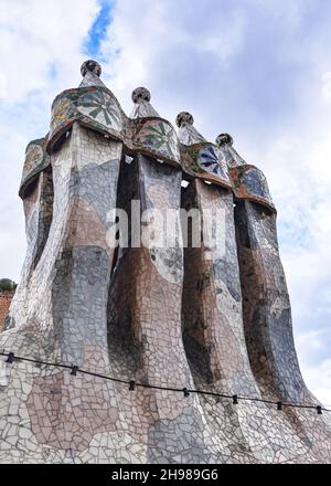 Barcellona, Spagna - 22 Nov, 2021: Camini ornati sul tetto di Casa Batllo, Barcellona, Catalogna, Spagna Foto Stock