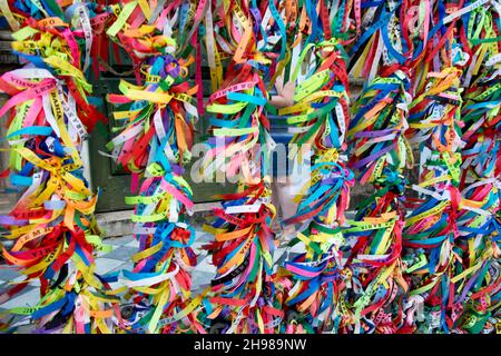 Migliaia di nastri colorati legati ad un cancello. Salvador, Bahia, Brasile. Foto Stock