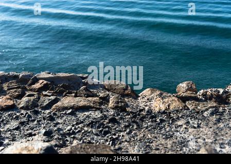 Vista sul mare da sopra il marciapiede in pietra. Salvador, Bahia, Brasile. Foto Stock