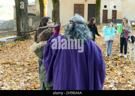 Ecologisti bambini che giocano per salvare il pianeta come inquinamenti tossici malvagi la terra rappresentata dall'attrice viola persona Antonia Stradivari Foto Stock