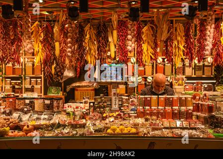 Barcellona, Spagna - 23 Nov, 2021: Spezie e peperoncini in vendita su una bancarella di mercati nel Mercat de la Boqueria, Barcellona, Spagna Foto Stock