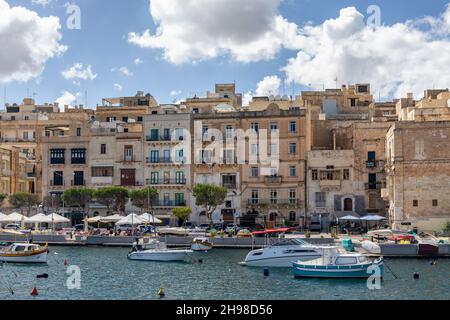 Pittoreschi edifici sul lungomare di Senglea. Una delle tre città nell'area del Grand Harbour, Malta, Europa Foto Stock