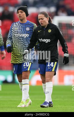 Londra, Regno Unito. 05 dicembre 2021. Sam Kerr of Chelsea Women e Fran Kirby of Chelsea Women si riscaldano durante la partita finale della Coppa delle Donne fa 2020/21 tra le donne dell'Arsenal e le donne del Chelsea al Wembley Stadium, Londra, Inghilterra, il 5 dicembre 2021. Foto di Ken Sparks. Solo per uso editoriale, licenza richiesta per uso commerciale. Nessun utilizzo nelle scommesse, nei giochi o nelle pubblicazioni di un singolo club/campionato/giocatore. Credit: UK Sports Pics Ltd/Alamy Live News Foto Stock