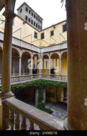 Barcellona, Spagna - 23 Nov, 2021: Cortile interno dell'Archivio della Corona d'Aragona a Barcellona , Catalogna, Spagna Foto Stock