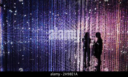 ombre di persone in illuminazione a led Foto Stock