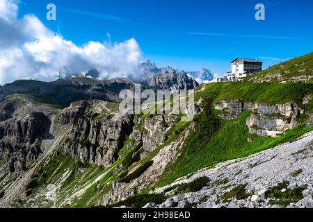 Paesaggio alpino con cime montane e vista sul Rifugio Auronzo sulle tre Cime di Lavaredo in Alto Adige in Italia Foto Stock