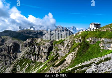 Paesaggio alpino con cime montane e vista sul Rifugio Auronzo sulle tre Cime di Lavaredo in Alto Adige in Italia Foto Stock